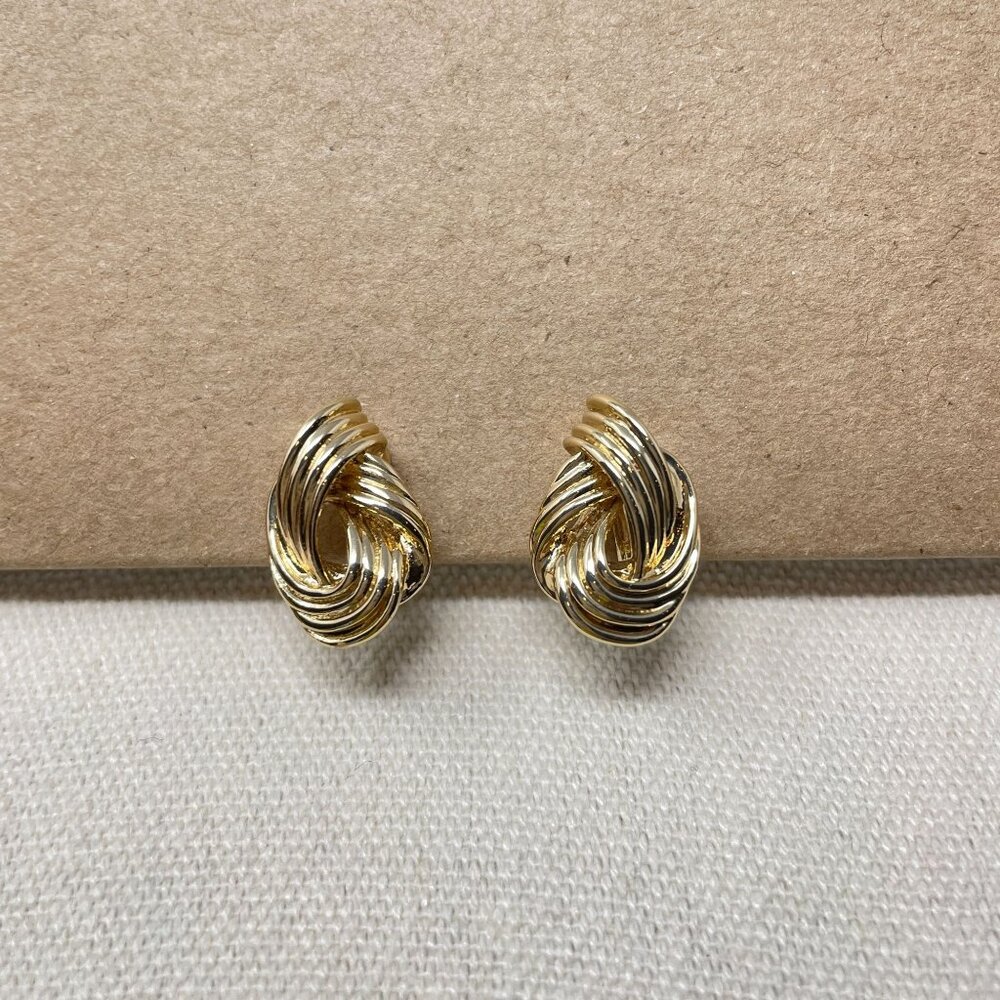 The Jewelry Group TJG Signed Gold Tone Knotted Clip On Statement Earrings Marked